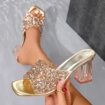 Sandales à talons transparentes pour femme à paillettes et à sequins.