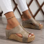 Sandale élégante compensée style retro femme
