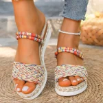 Sandale compensée stylée et tendance