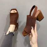 Sandale chic et confortable a talon carré pour femme