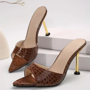 Sandales à talons hauts à l'imprimé crocodile glamour