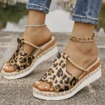 Sandale compensée léopard femme