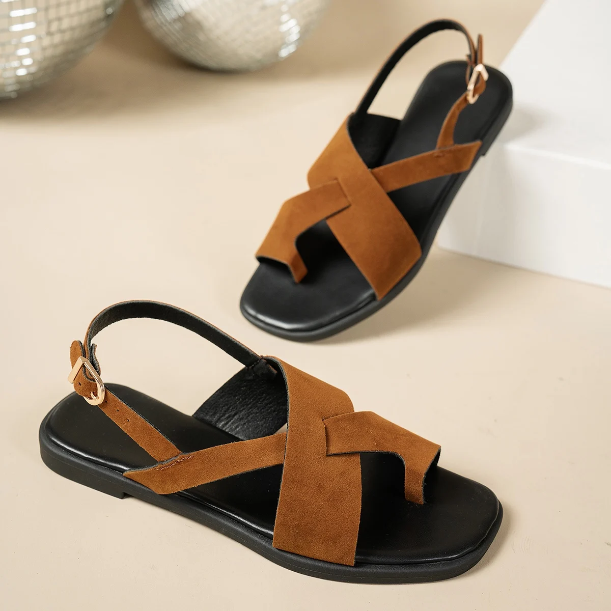 Sandales vintage à bout plat et motif à chevrons pour femme – Image 2