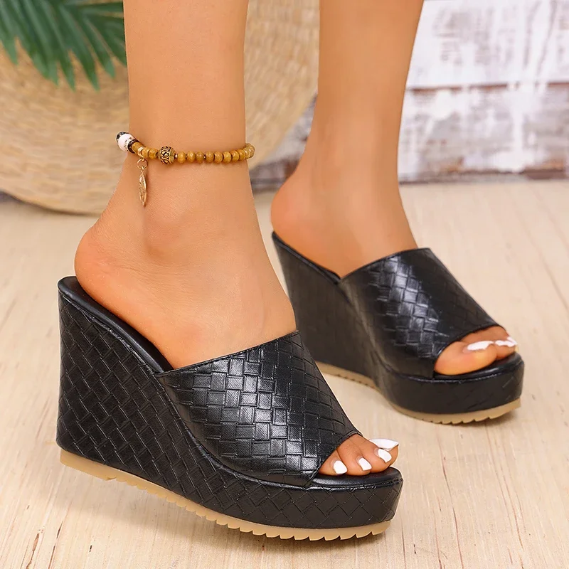 Sandale compensée sexy et antidérapante en cuir noir tressé pour femme. – Image 2