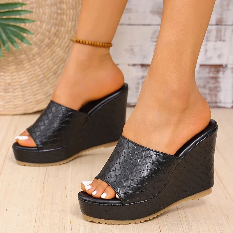 Sandale compensée sexy et antidérapante en cuir noir tressé pour femme. – Image 5
