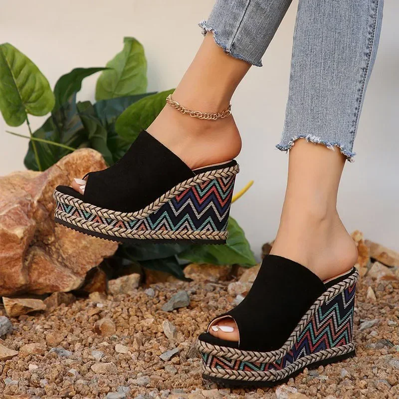 Sandales simples de style ethnique à talon compensé avec une bride à bouton – Image 5