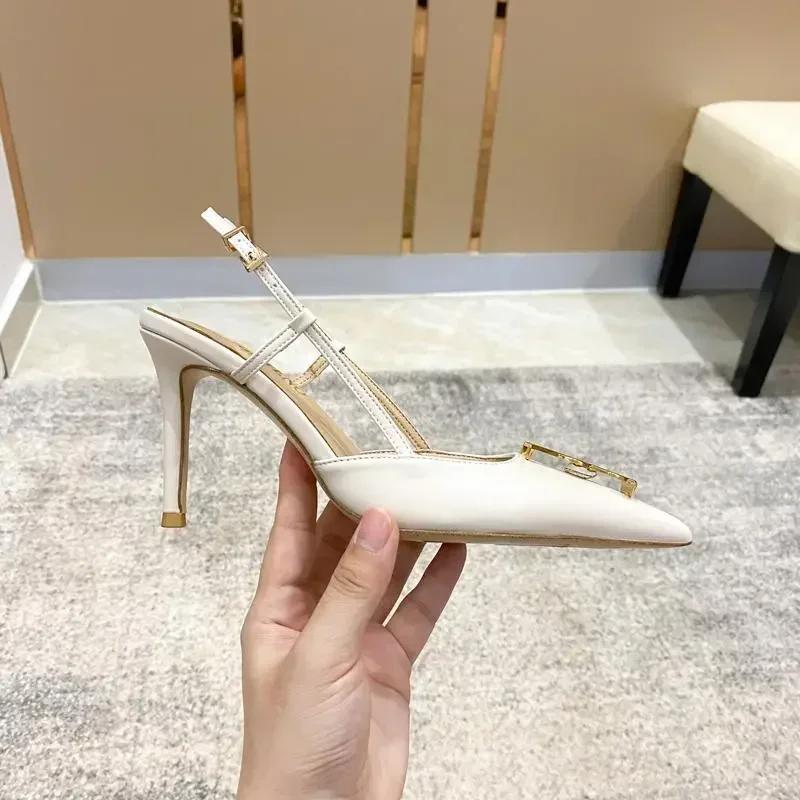 Sandales d’été élégantes à talons aiguilles avec boucle métallique. – Image 4