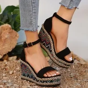 Sandales simples de style ethnique à talon compensé avec une bride à bouton – Image 7