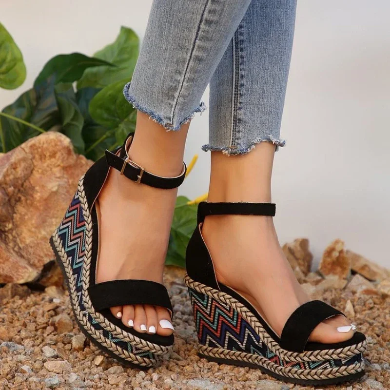 Sandales simples de style ethnique à talon compensé avec une bride à bouton – Image 4