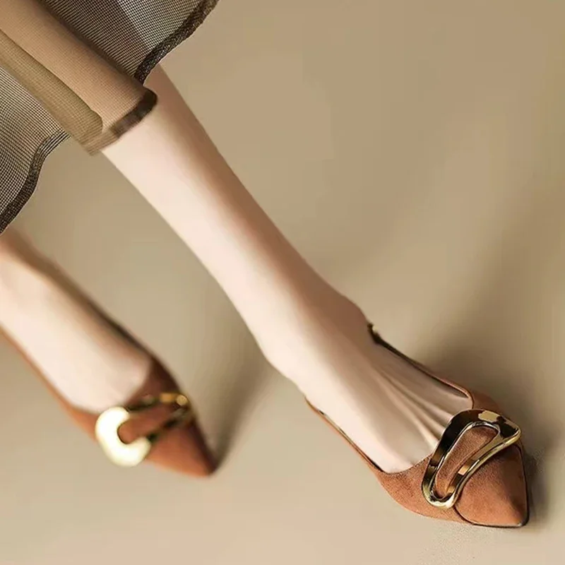 Chaussures pour femmes en suède à bout pointu, à bride arrière, mules de créateur – Image 5