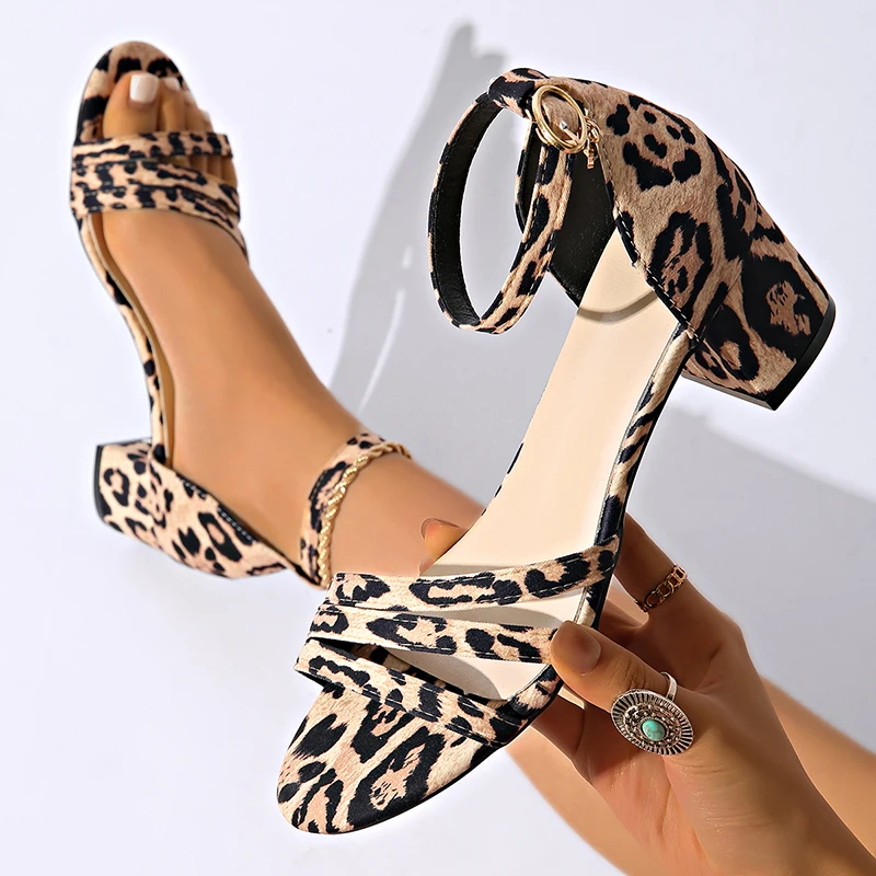 Sandales à talons hauts imprimé léopard pour femme, style romain et à talon carré. – Image 4