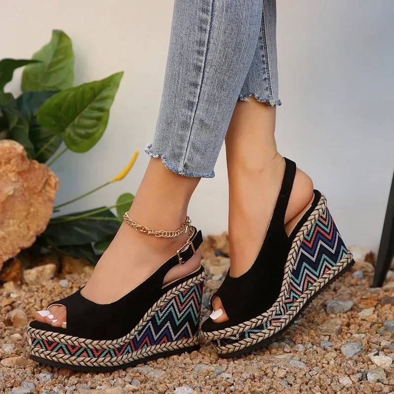 Sandales simples de style ethnique à talon compensé avec une bride à bouton – Image 6