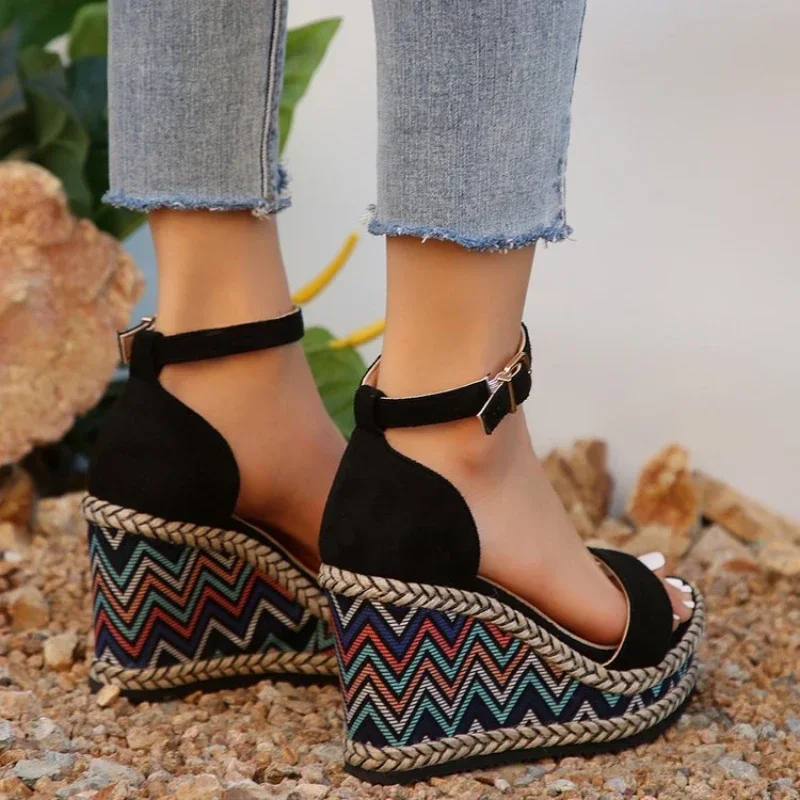 Sandales simples de style ethnique à talon compensé avec une bride à bouton – Image 2