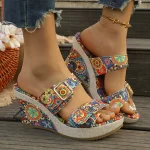 Sandales compensées à talon haut pour femmes avec décoration à rivets vintage