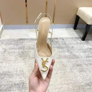 Sandales d’été élégantes à talons aiguilles avec boucle métallique.