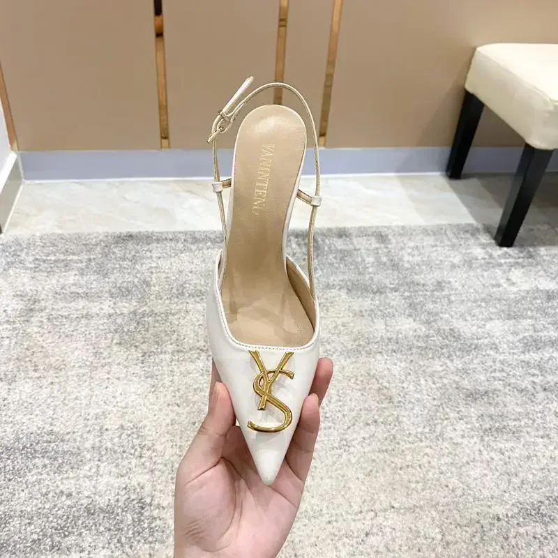 Sandales d’été élégantes à talons aiguilles avec boucle métallique.
