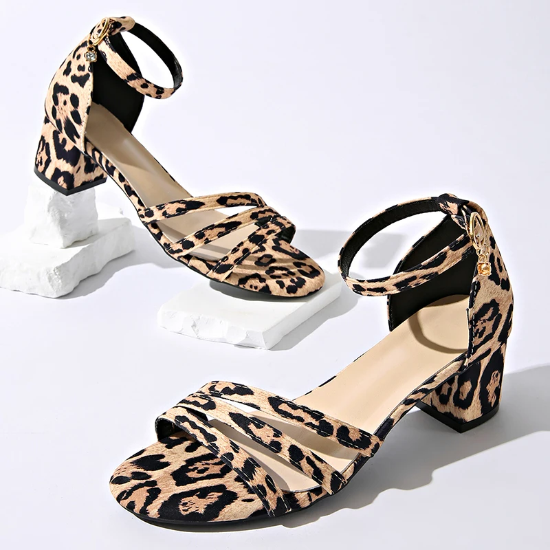 Sandales à talons hauts imprimé léopard pour femme, style romain et à talon carré. – Image 5