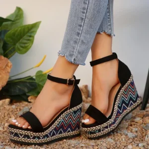 Sandales simples de style ethnique à talon compensé avec une bride à bouton